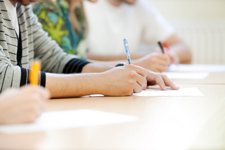 学生做笔记照片