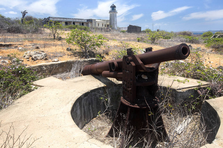 在灯塔附近的旧榴弹炮, Amoronia 橙色海湾, 印度洋, 马达加斯加以北