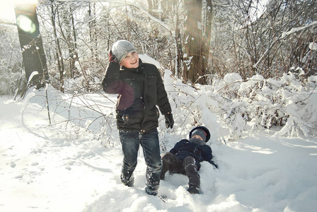 伙计们都在冬天玩雪