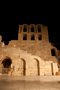 剧场 herodes atticus 在晚上。希腊雅典