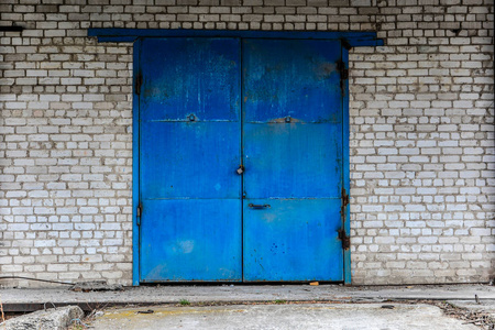 铁门, 涂上蓝色油漆和锁在白色砖的建筑.仓库,仓储照片