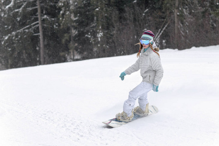 女孩滑雪图片高清图片