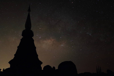 幽静的夜晚星空背景下的剪影宝塔的与银河系