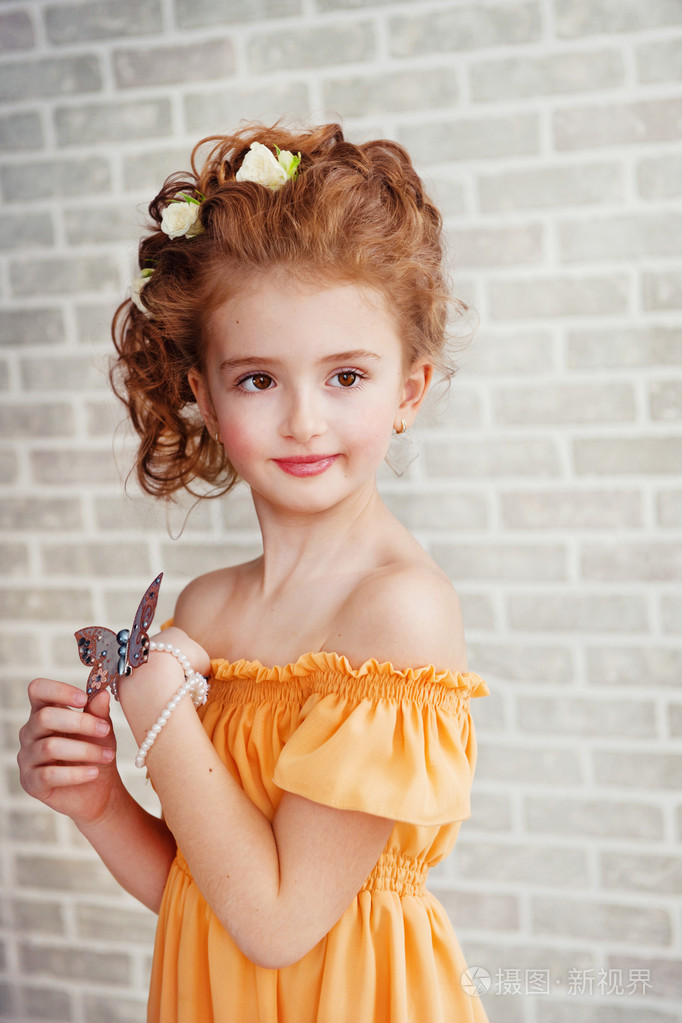 漂亮的小女孩的肖像