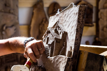 雕塑家手工作木材