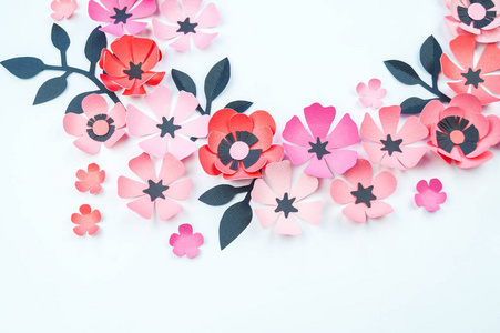 花和叶子的粉红色和黑色的纸制成的颜色。手工的, 最喜欢的嗜好。背景白色