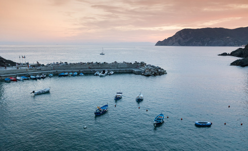 在 vernazza 后日落 渔村 意大利港口