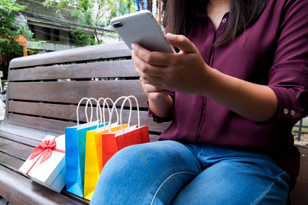 妇女使用智能手机在线购物购物商场