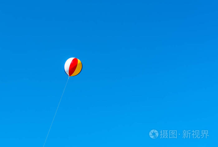 对蓝天的大五颜六色的球。复制空间以进行编辑