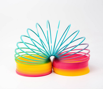 紧身彩虹彩色塑料玩具弹簧, 在光背景隔绝