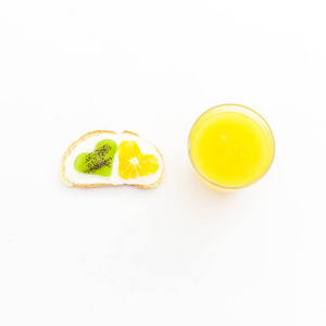 美味的三明治与水果和新鲜的柑橘汁在白色背景。平躺, 顶部视图