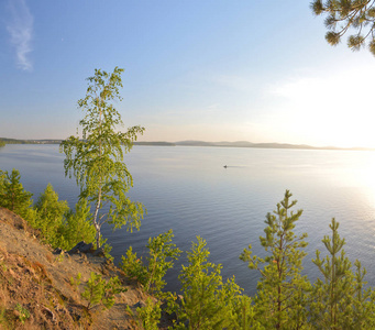 俄罗斯自然夏季在 Isetskoe 湖海岸, Sredneuralsk旅费, 俄罗斯