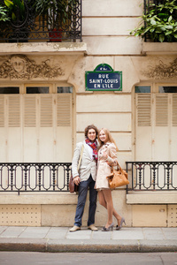 在巴黎的街道上，情侣
