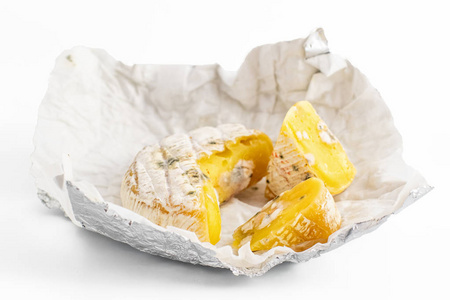 在白色的黄色细菌腐烂的乳酪奶酪在白色背景照片