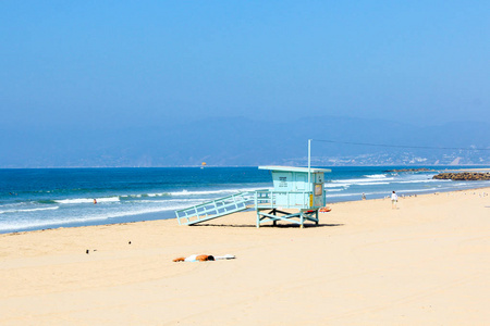 美丽的威尼斯海滩区域在洛杉矶与金黄海滩蓝天和棕榈。无限白沙海滩。加州梦