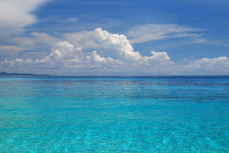 美丽的蓝色大海，蓝色天空从大才岛在泰国