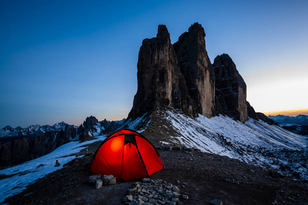 夜间露营在 Cime 迪 Lavaredo, 元星级酒店在夜空下, 红色照明帐篷通过在白云岩, 意大利