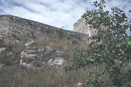老废弃城堡的废墟在悬崖上的砖块和石头, 建筑细节在斯洛伐克