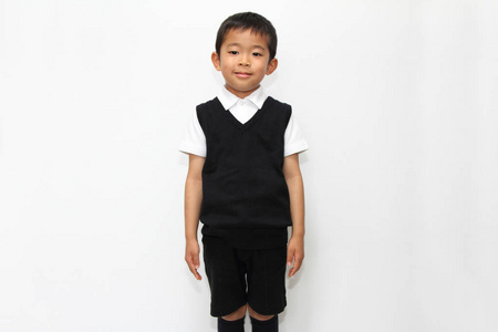 穿正式服装的日本男孩5岁