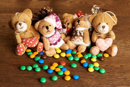 桌上有糖果的泰迪熊