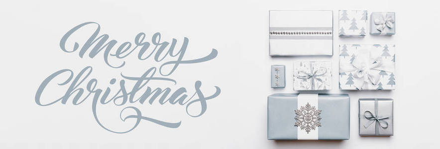 圣诞礼物横幅。美丽的北欧圣诞礼物隔绝在白色背景。柔和的蓝色包装圣诞盒。礼品包装概念