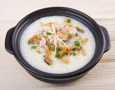 传统中国猪肉粥粥煲仔饭在服役照片