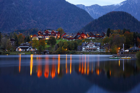 在晚上 Grundelsee 湖戏剧性和风景如画的场景。镜像反射。.位置 格伦德尔湖度假村, Liezen 区, 奥地利, 阿