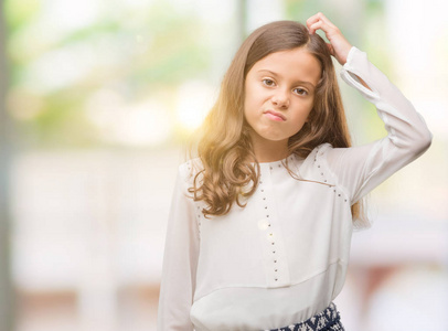 黑发拉美裔女孩混淆和怀疑的问题.疑惑不定, 用手在头上思考.
