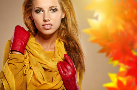 年轻的黑发女人画像在秋天的颜色