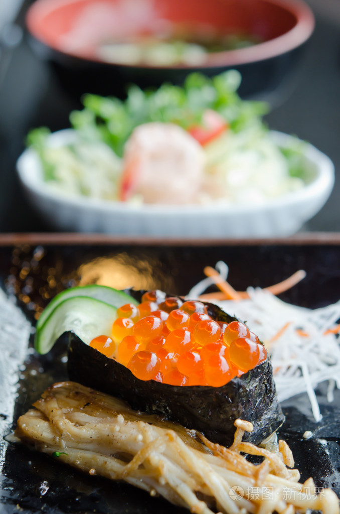 三文鱼籽寿司