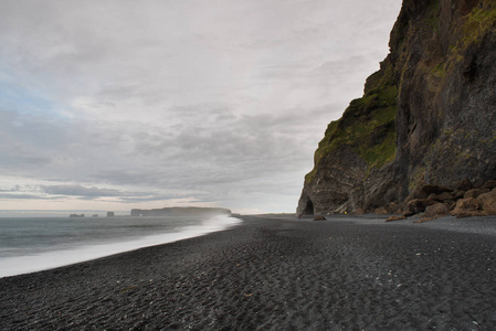 著名 Reynisdrangar 岩层在黑色的 Reynisfjara 海滩。海岸的附近 Vik，冰岛南部的大西洋海洋