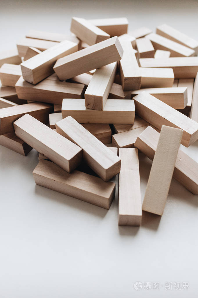 白色背景下积木桌游戏的小木块堆