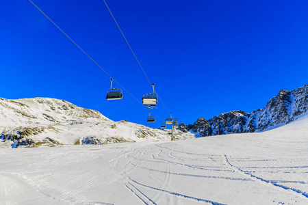 阿尔卑斯山滑雪坡道和滑雪升降机