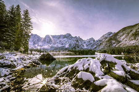 第一场雪在山下湖