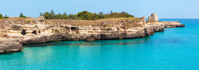 古老的小洞穴, 风景如画的亚得里亚海沿岸考古地区的拉维基亚, Salento, 普利亚, 意大利