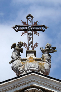 天使跪在十字架下, 在曼图亚大教堂的门面上的雕像献身于圣彼得, 曼图亚, 意大利