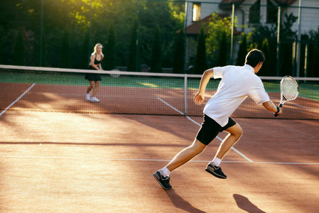 年轻人在户外打网球
