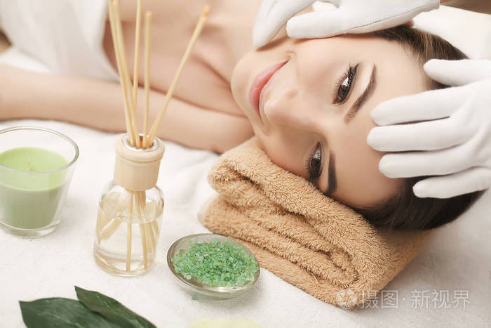 脸部按摩水疗皮肤和身体护理.年轻的口碑特写