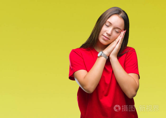 年轻美丽的白人妇女在孤立的背景睡觉疲倦的梦想和摆在一起, 微笑着闭