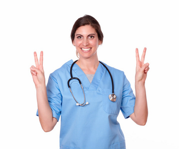 护士在蓝与胜利的手指标志