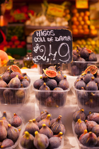 色彩缤纷的水果和无花果在巴塞罗那 boqueria 市场市场档