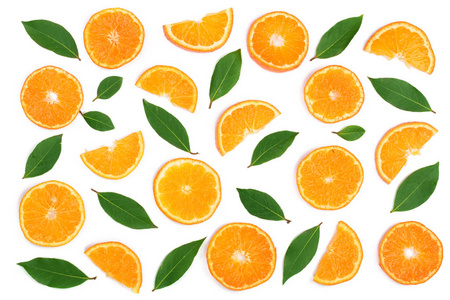 在白色背景上的叶子被隔绝的桔子或橘片。平躺, 顶部视图。水果成分