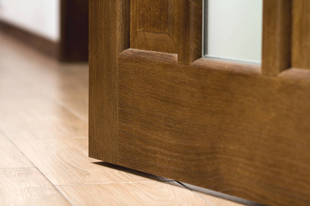 棕色木门特写照片