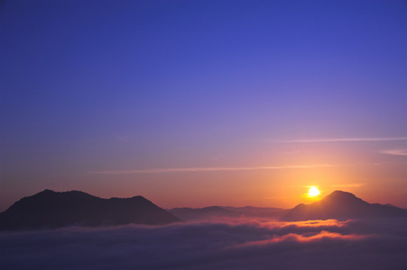 夕阳与山 泰国的清刊