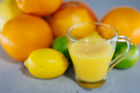 全玻璃的白色背景上的橙汁