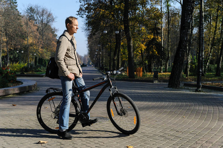 骑着自行车在公园里的男人