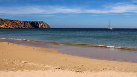 美丽的空海滩与悬崖在萨格里什, 葡萄牙