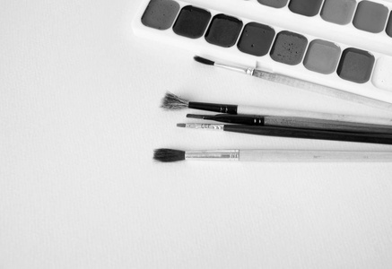 油漆刷子和一套漆黑色和白色