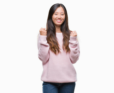 年轻的亚洲妇女在孤立的背景下非常高兴和兴奋做赢家手势与手臂举起, 微笑和尖叫的成功。庆祝概念