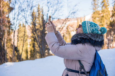 50岁的女人在山里拍照冬天, 阿尔玛